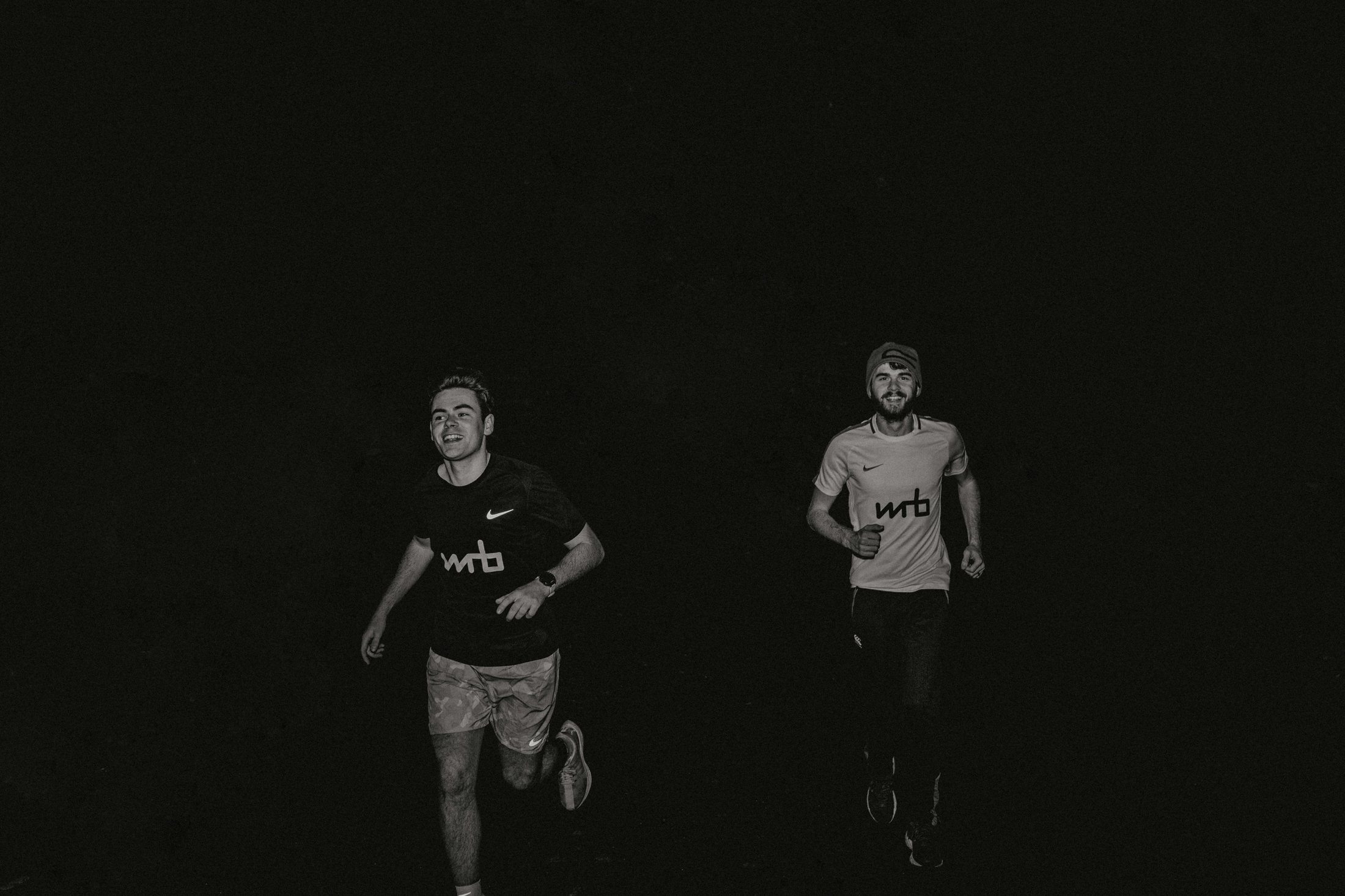 Duas pessoas a correr à noite